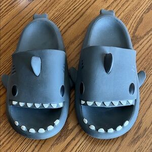 Men's Shark-Themed Slip-On Slippers - Gray